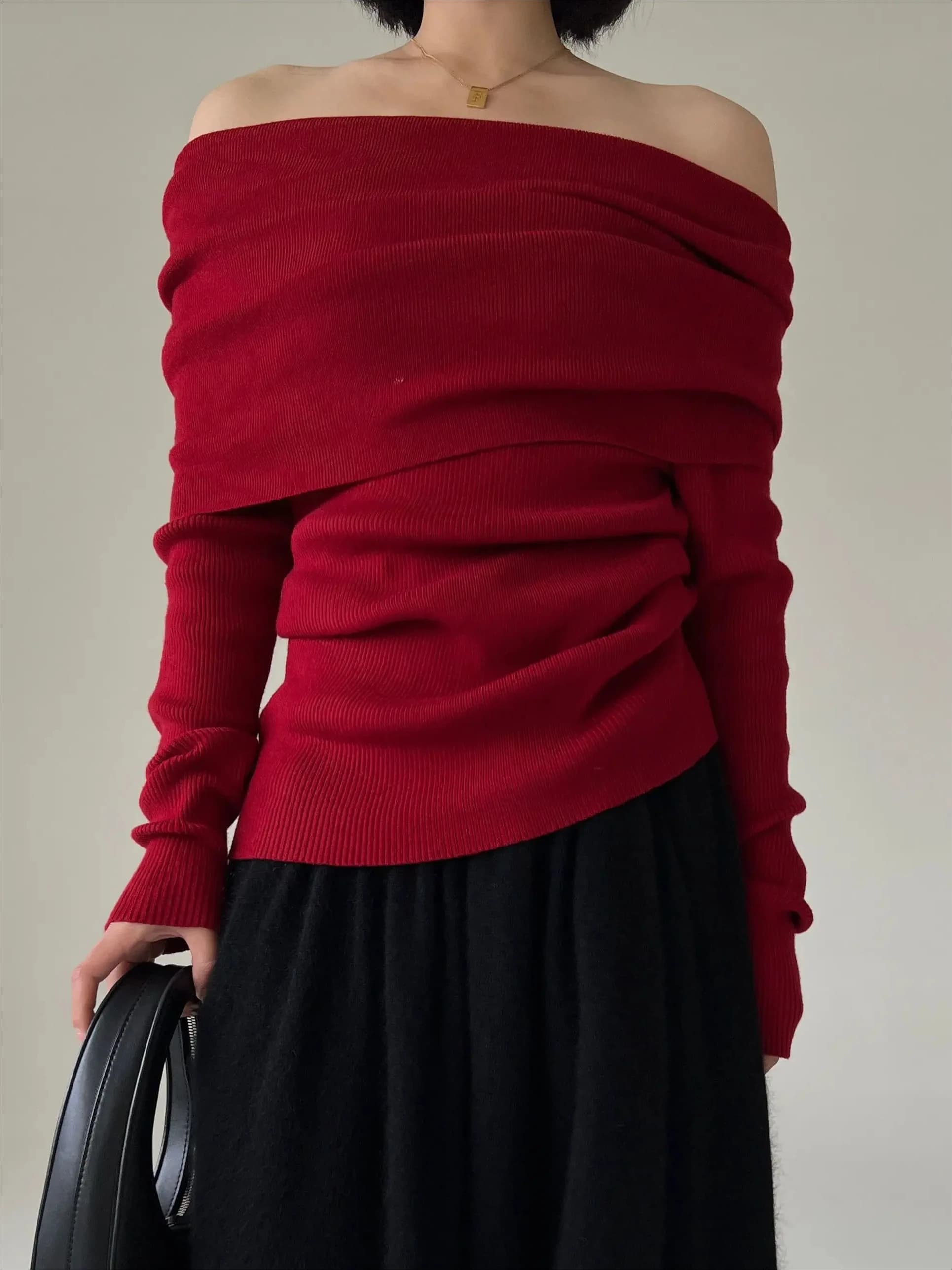 Elegancki Sweter Vintage Off-Shoulder „Chic Aura